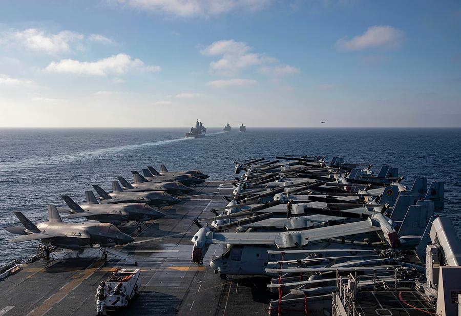 USS Makin Island LHD 8, front, and ships of the Makin Island Amphibious ...