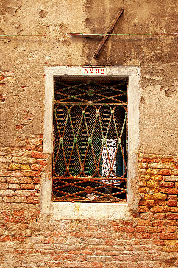 Venice Window 5292 - Venice, Italy Photograph by Denise Strahm