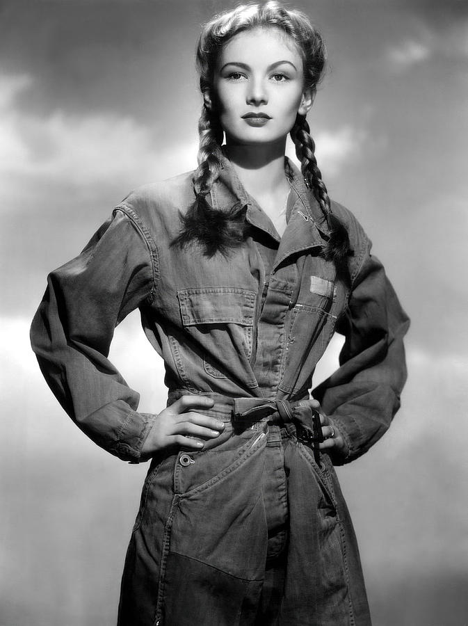 VERONICA LAKE in SO PROUDLY WE HAIL -1943-, directed by MARK SANDRICH. Photograph by Album