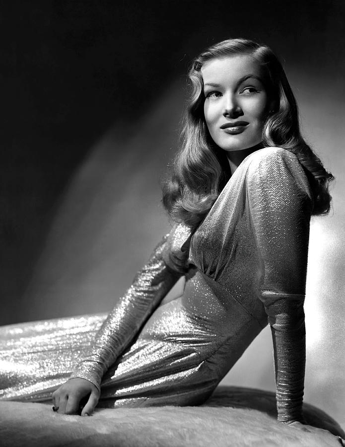 VERONICA LAKE in THIS GUN FOR HIRE -1942-, directed by FRANK TUTTLE. Photograph by Album