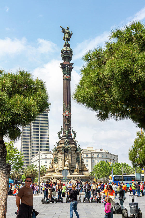 Vertical Image Of The Towering Statue Of Christopher Columbus ...