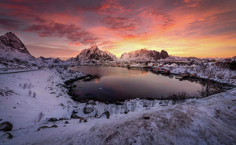 Village Hamnoy Reine with snow and mountains in the Arctic, Lofoten ...