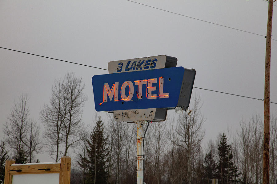 Vintage 3 Lakes Motel sign in Michigan Photograph by Eldon McGraw
