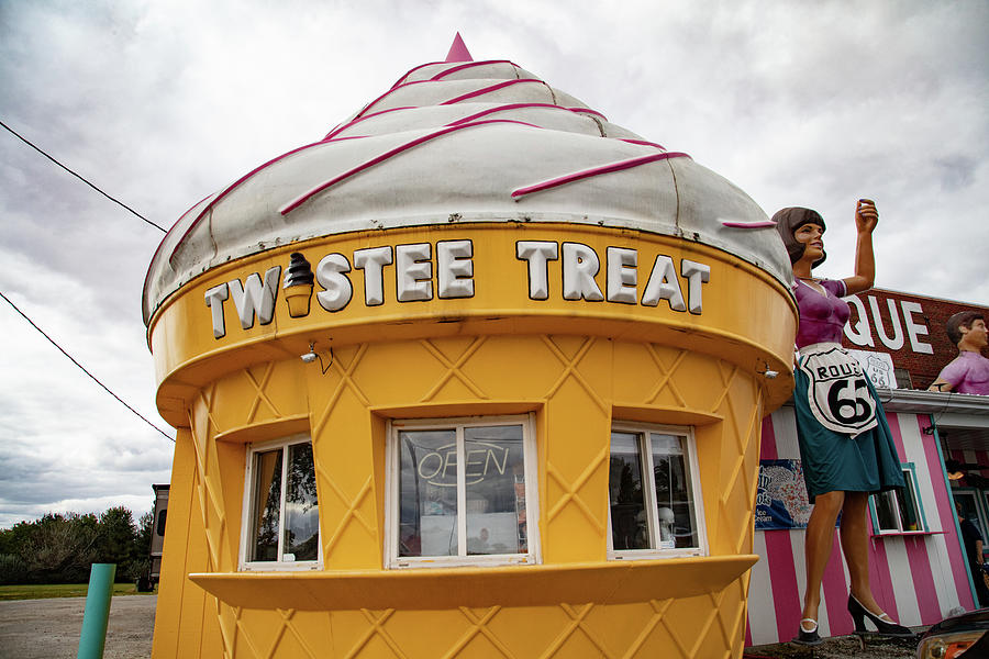 Vintage Twistee Treat ice cream shop on Route 66 Photograph by Eldon McGraw