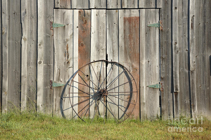Wagon wheel - Londonderry New Hampshire Photograph by Erin Paul Donovan