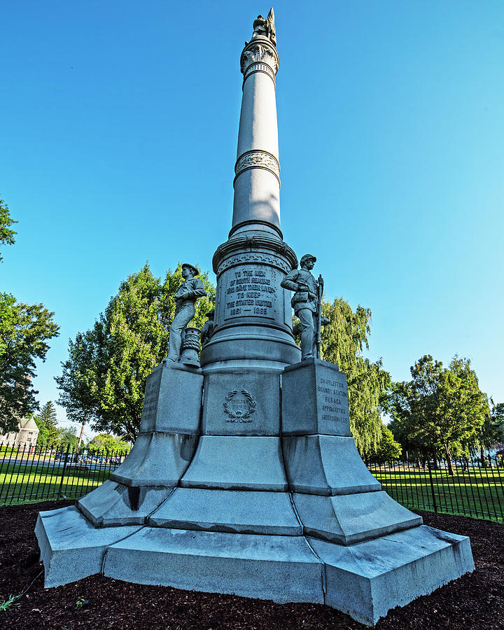 Wakefield Common Wakefield Massachusetts monument Photograph by Toby McGuire