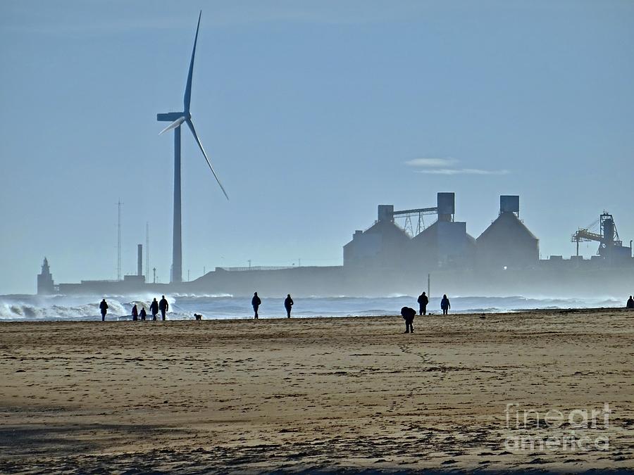 Walkers on Cambois Beach, Northumberland Coast Photograph by Les Bell