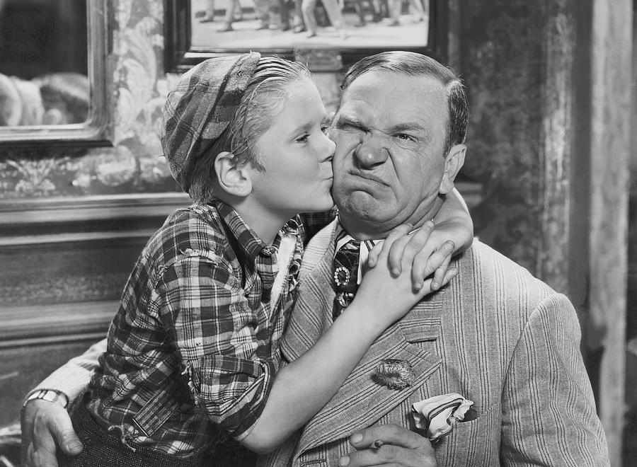 WALLACE BEERY and JACKIE COOPER in THE BOWERY -1933-, directed by RAOUL WALSH. Photograph by Album