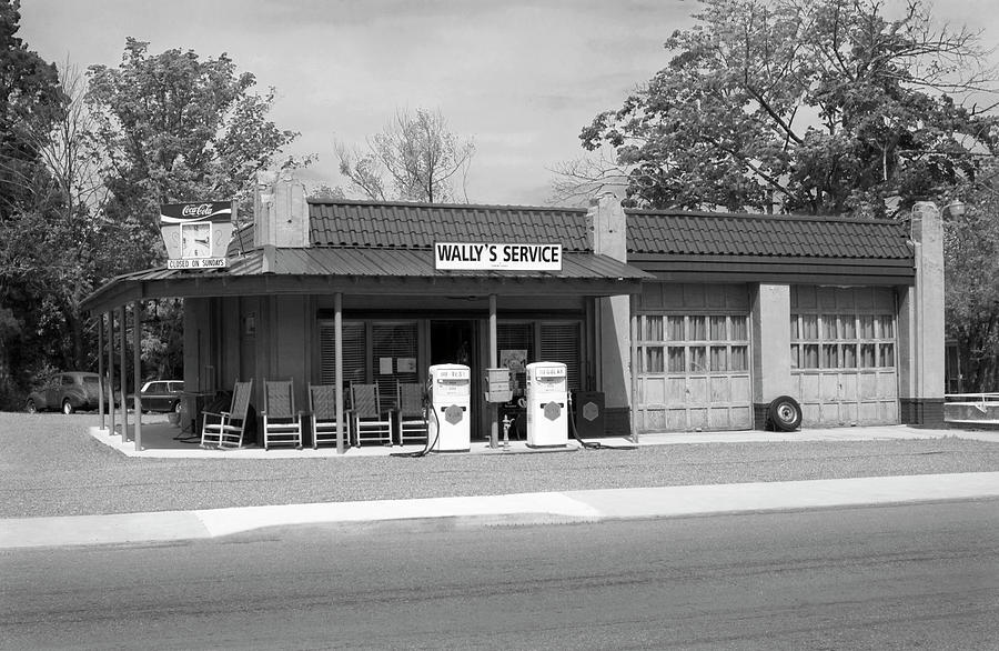 Wallys Service Station Mt. Airy NC - Mayberry BW Photograph by Bob Pardue