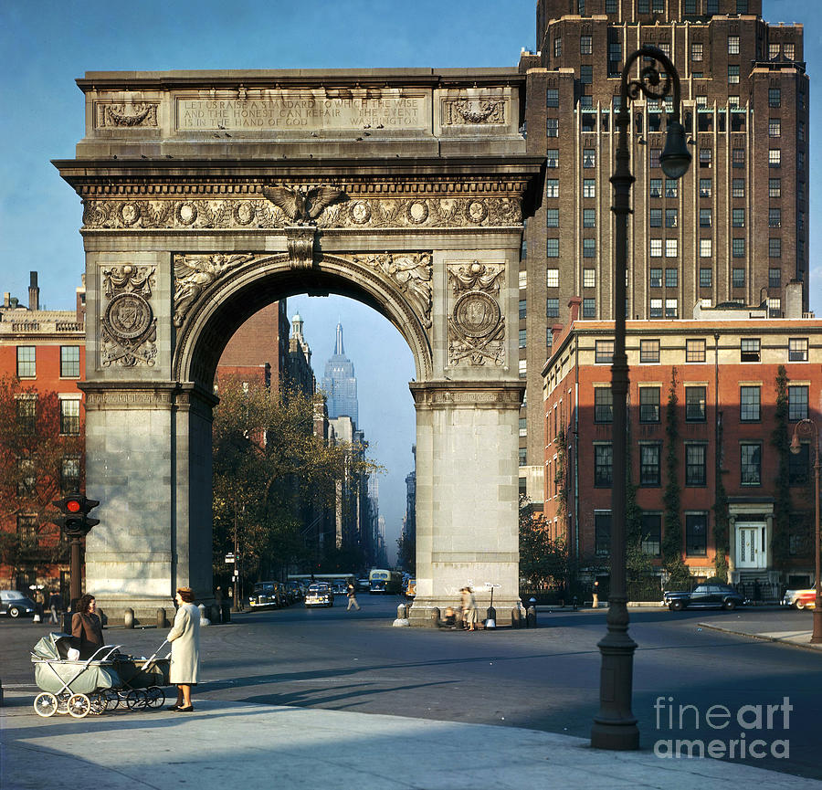 Washington Square Arch, 1940s Photograph by Science Source