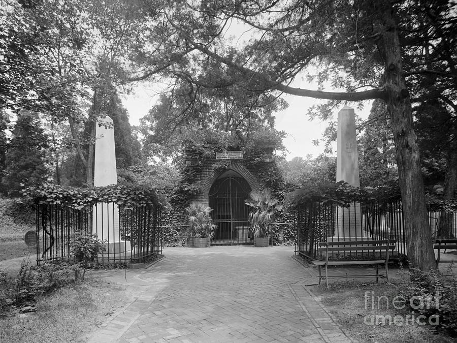 Washingtons Tomb, c1915 Photograph by Granger