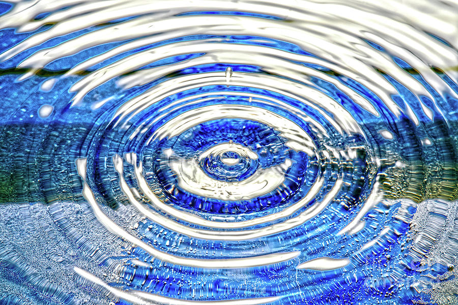Water Drop Splash 0683 Photograph by Alan Look