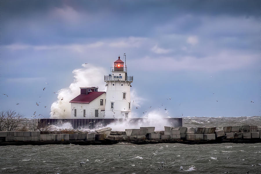 Waves at Wendy Park - Cleveland Harbor West Pierhead Lighthouse ...