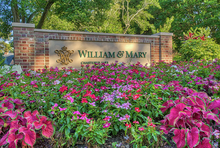 Welcome Sign to William and Mary Photograph by Jerry Gammon