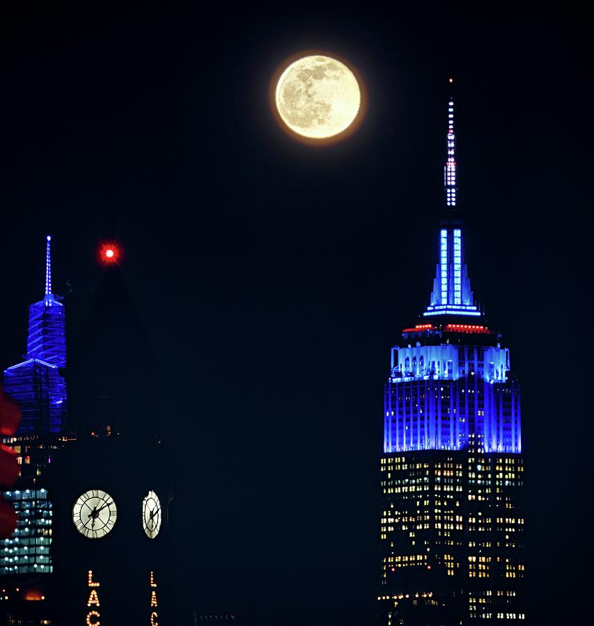 caught between the moon and new york city meaning