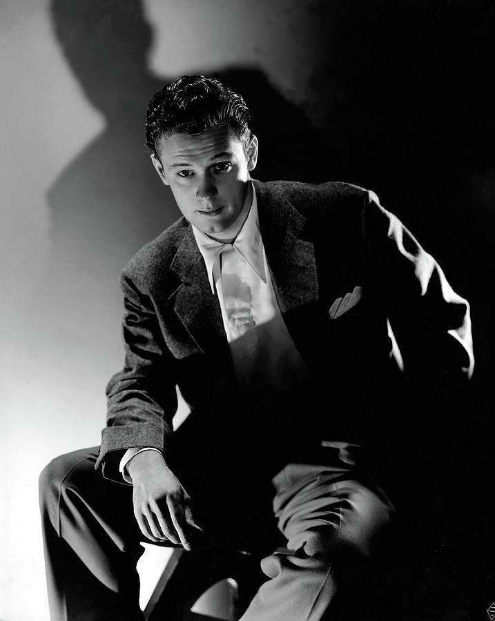 WILLIAM HOLDEN in INVISIBLE STRIPES -1939-, directed by LLOYD BACON. Photograph by Album