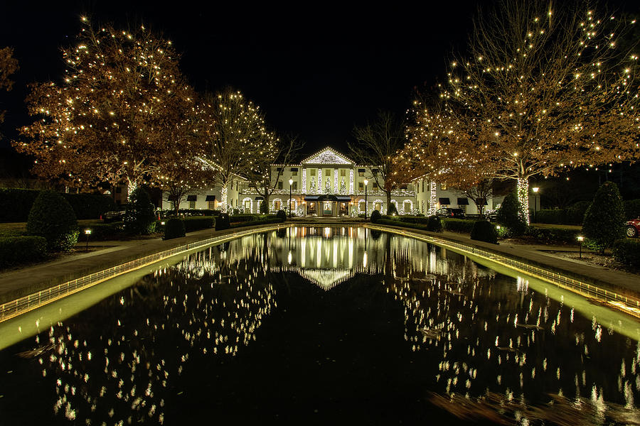 Williamsburg Inn at Christmastime Photograph by Tom Wahl