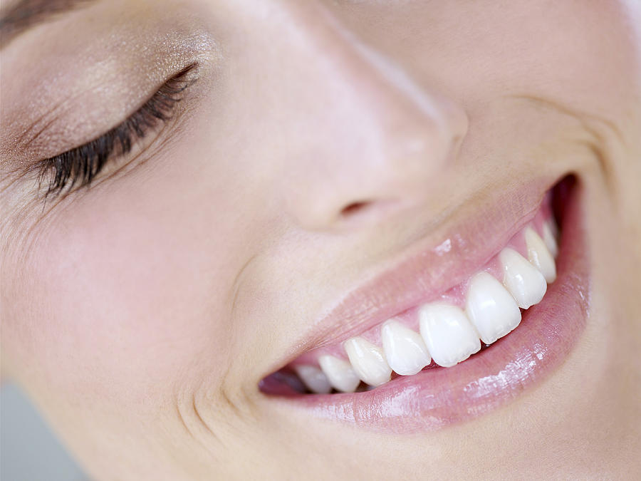 Woman laughing, close-up Photograph by Veronique Beranger