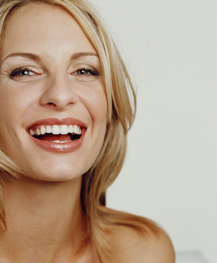 Woman smiling, portrait, close-up Photograph by Digital Vision