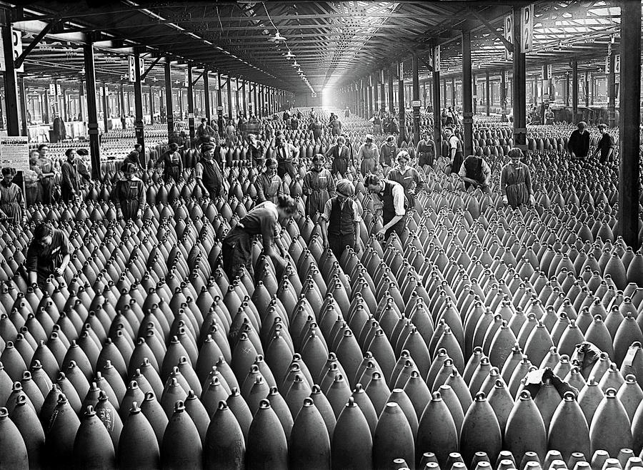 Corsa Agli Armamenti Prima Guerra Mondiale Women Working In Munition Factory - WW1 England Circa 1917 Photograph