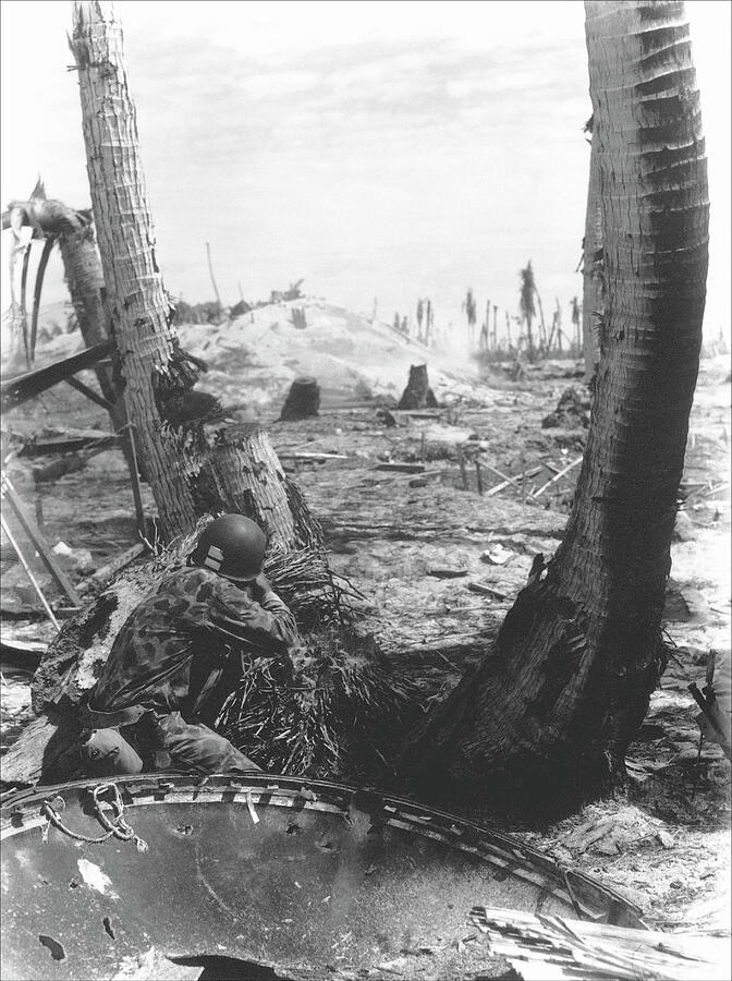 WW2 - US Marine Fighting on Tarawa, Gilbert Islands, Nov 1943 / War ...