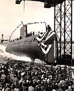Uss Nautilus Slips Into The Thames Photograph by Stocktrek Images