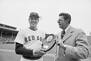 Carlton Fisk Receiving An Award Photograph by Bettmann