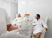 Iv Vitamin Therapy Photograph by Science Photo Library
