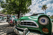 Under the light of the Che. Havana. Cuba Photograph by Lie Yim